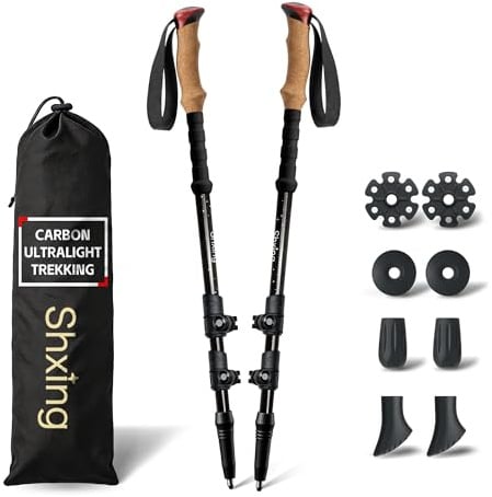 Shxing Carbon Wanderstöcke 2er Set, Ultraleicht 200 g je Stock, 62–135 cm verstellbar, Korkgriff knieschonend, Trekkingstöcke für Damen & Herren inkl. Zubehör & Aufbewahrungstasche