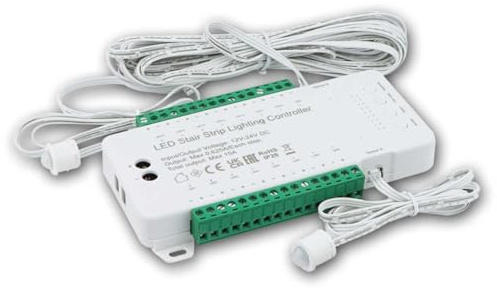 STEP Treppen-Stufen-Controller mit 2 PIR Sensoren | Automatische LED-Treppenbeleuchtung für bis zu 16 Stufen | 12V/24V DC | Einstellbare Helligkeit, Geschwindigkeit & Verzögerung | Weiß