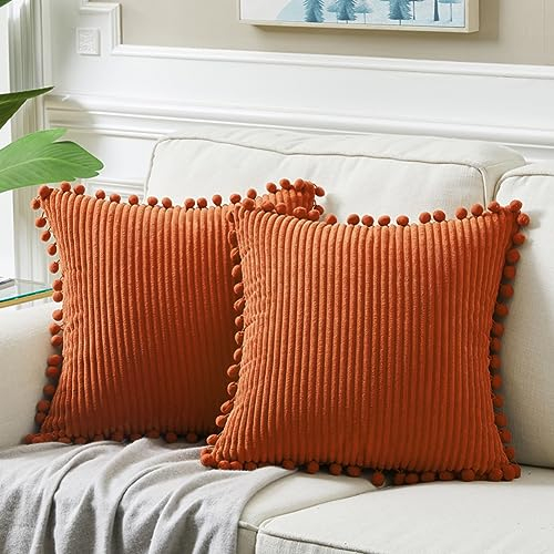 Fancy Homi 2 Stück Burnt Orange Dekorative Wurfkissenbezüge 45 x 45 cm mit Pompons für Couch Bett Wohnzimmer Schlafzimmer Weicher Cord Solid Square Kissenbezug 45 x 45 cm Boho Herbst Home Decor