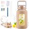 BLUEGO 2500ml Bouteille d'eau en verre avec poignée en acier inoxydable 2,5L Grande Gourd avec marqueurs de temps et manchon en silicone Carafe à eau Sans BPA pour sport, Ambre