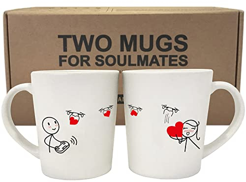 BoldLoft Love Is On The Way Kaffeetassen - Tasse Geschenke für sie Frau Geschenke Freundin Geschenke Jahrestag Geburtstag Lange Distanz Valentinstag Weihnachten Set mit 2 Stück His Hers Kaffeetassen