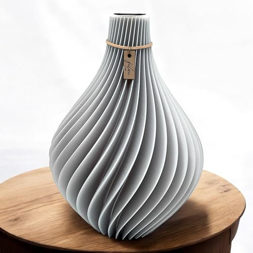 Filsi Home | 3D Druck Vase Nuvia | hergestellt aus PLA (Bio-Kunststoff) | umweltfreundlich | Tiefe Rillen | einzigartige Optik | Made in Germany (Shiny Silver, 25cm Höhe 17cm Durchmesser)