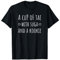 Eine Tasse Tae mit Suga und einem koreanischen Kookie-Drama T-Shirt