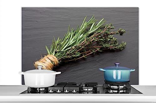 KitchenYeah© Spritzschutz Küchenrückwand Küche Deko Aluminium Platte Wandschutz Herd Spritzschutz WandverkleidungThymian - Kräuter - Grün - Tisch - Stein - 100x65 cm