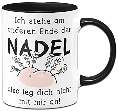 Tassenbrennerei Tasse mit Spruch Ich stehe am anderen Ende der Nadel - lustige Kaffeetasse Geschenk für Krankenschwester, Arzt oder Ärztin (Schwarz)