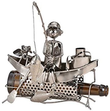 meindekoartikel Figur Flaschenhalter für Bierflasche Angler auf Boot aus Metall (Silber) Breite 23cm x Höhe 20cm x Tiefe 12cm