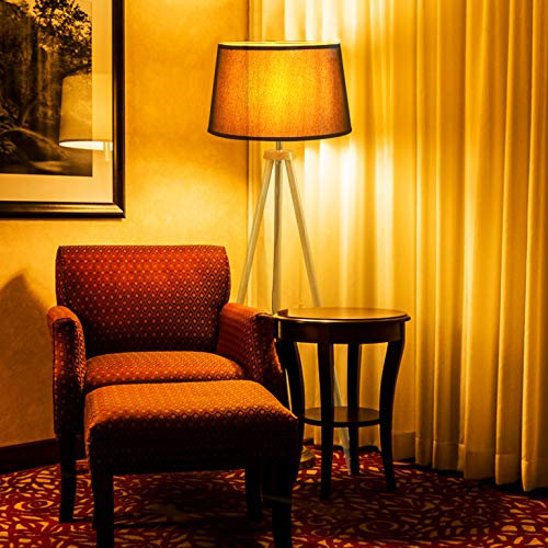 CCLIFE La lampe trépied en bois s'intègre dans l'architecture et la décoration modernes.