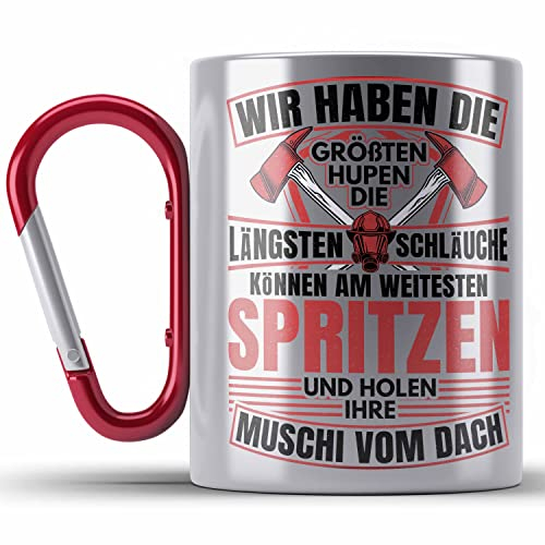 Trendation - Feuerwehr Spruch Geschenk Edelstahl Tasse Karabiner Feuerwehrmann Geschenkidee Lustig Männer Wir Haben Die Längsten Schläuche (Rot)