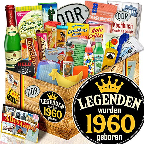 Legenden 1960 - DDR Geschenk Box mit 24 Ostprodukten & Kochbuch | Kulinarisches Ostpaket zum 64. Geburtstag - Geschenkset für Männer & Frauen inklusive Kult-Süsswaren und Rezeptbuch