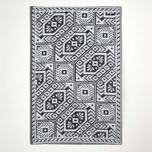 HOMESCAPES Black and White Geometric Aztec Pattern Outdoor Rug Decorative Plastic Woven Mat for Garden, Reversible Pattern