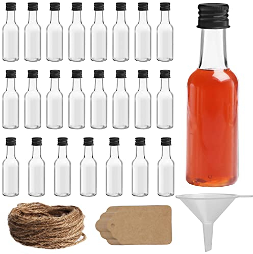 Belle Vous 24 Bouteilles Miniatures - Mini Bouteille Réutilisable de 50 ml Vide en Plastique avec Bouchons à Vis, Étiquettes en Jute & Entonnoir pour Verser - Mignonnettes Alcool pour Mariages & Fêtes
