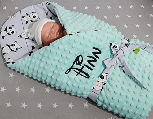 BotoBaby ★ Zweilagige Einschlagdecke Babydecke mit Namen und Datum Bestickt ★ Minky Hörnchen ★ Baumwolle ★ Füllung ★ 75x75 cm ★ (Minze - Pandas)