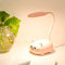 PKKP Schreibtischlampe Kinder, Kawaii Katzen Tischlampe mit USB Aufladung Akku, Faltbar Mini Nachttischlampe LED Augenfreundlich Leselampe Geschenk für Junge, Mädchen,Freudi (Rosa)