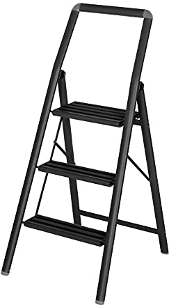 WENKO Leichte Aluminium Leiter Compact, Klapp-Trittleiter mit einklinkendem Sicherheitsbügel & Haltegriff, 3 Stufen für 66 cm höheren Stand, rutschsichere Stufen, 4,05 kg, 48 x 114,5 x 6 cm, Schwarz