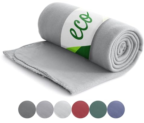 wometo Eco Fleecedecke aus 100% recyceltem Material + OekoTex und GRS Zertifiziert 130x160 cm ca. 400 g - hellgrau mit Anti-Pilling und Kettelrand