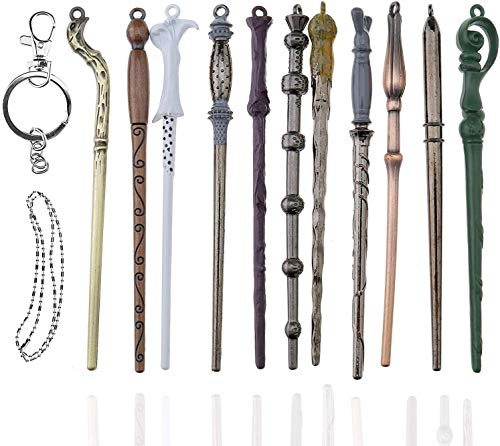 U&X Baguettes Magiques Set Métal Mini Baguettes Cosplay Jouet pour Enfants avec Porte-clés et Collier, Dumbledore Voldemort Fleur Baguette Magique dans Une Boîte Cadeau (11PC / Set)