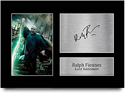 HWC Trading A4 Ralph Fiennes Harry Potter Lord Voldemort Geschenke Gedrucktes Signiertes Autogramm Bild für Film-Fans von Filmandenken