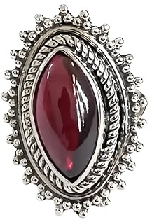 Navya Craft Granat-Ring, Statement-Ring aus 925er Sterlingsilber. Handgefertigter Schmuck mit natürlichem Granat im Marquise-Schliff – Geschenk zum Geburtsstein Januar.