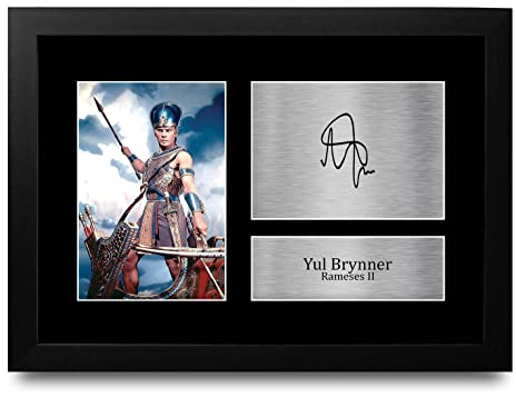 HWC Trading FR A4 Yul Brynner The Ten Commandments Geschenke Geducktes Signiertes Autogramm Foto für Fans von Film Memorabilien - A4 Framed