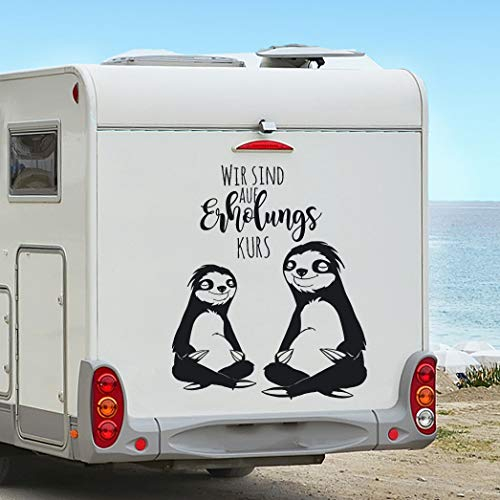 ilka parey wandtattoo-welt® Autotattoo Wohnmobil Autoaufkleber Aufkleber Wohnwagen Faultiere mit Spruch auf Erholungskurs M2218 (4XL - 100cm breit x 120cm hoch, schwarz)