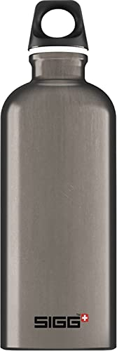 SIGG - Alu Trinkflasche - Traveller Smoked Pearl - Klimaneutral Zertifiziert - Für Kohlensäurehaltige Getränke Geeignet - Auslaufsicher - Federleicht - BPA-frei - Outdoor - Grau - 0,6L
