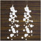 com-four® 2X Hängegirlande mit Schneebällen - Weihnachtsbaumschmuck - Schneekugelstrauch mit dekorativem Aufhänger für Fenster, Türen und Lampenschirme - Winter-Deko-Accessoire