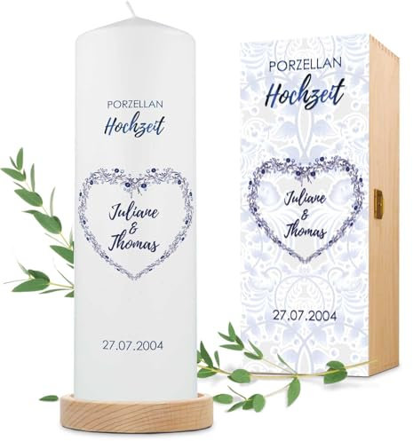 GRAVURZEILE Bedruckte Kerze - Porzellanhochzeit Design - Personalisiert mit Namen, Datum & Wunschtext - Geschenk für Paare zu 20 Jahre Porzellan Hochzeit - Hochzeitskerze Stumpenkerze 250/80 mm - Weiß