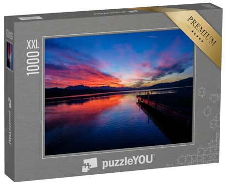 Puzzle 1000 Teile XXL „Sonnenuntergangsfarbige Wolken über dem See mit einem Pier auf der rechten Seite und S“