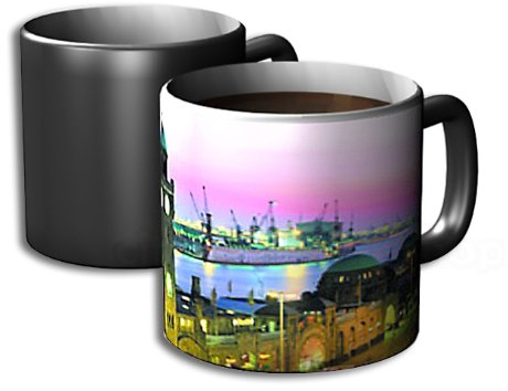 Zauber-Becher Hamburg bei Nacht, der Hamburg Kaffee-Becher der Sich verwandelt