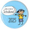 stylebutton® großer Button Anstecker Pin Schulkind Geschenk für Schulanfang 2025 Einschulung 56 mm (#7 Hurra Junge hellblau)