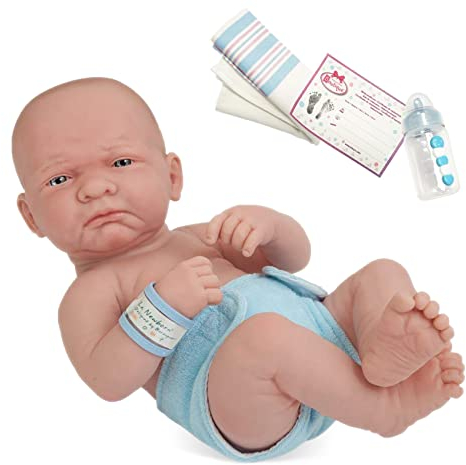 JC Toys 18500 18110 La Newborn Babypuppe Vinyl-Puppe weiß/grauem Outfit und Decke mit Tierfreund und Zubehör. Echter Junge, First Day Real Boy, 35,56 cm