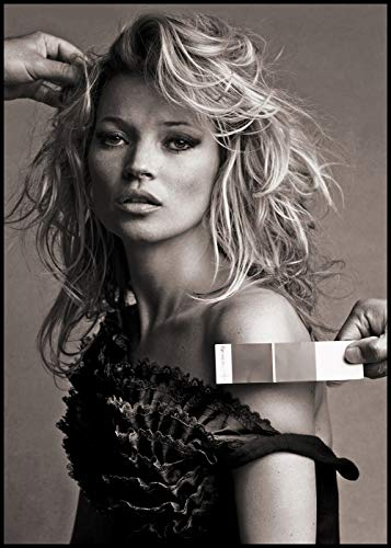 Rahmenbild Kate Moss 2 | Wandbild mit Rahmen schwarz | Bild retro | Modell Lifestyle Star Mode Fashion Glamour vintage Frau blond 90er | Wohnzimmer Schlafzimmer Deko | schwarz weiß grau | 50 x 70 cm