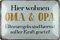 mrdeco Metall Schild 20x30cm gewölbt hier wohnen Opa und Oma Deko Blechschild Tin Sign
