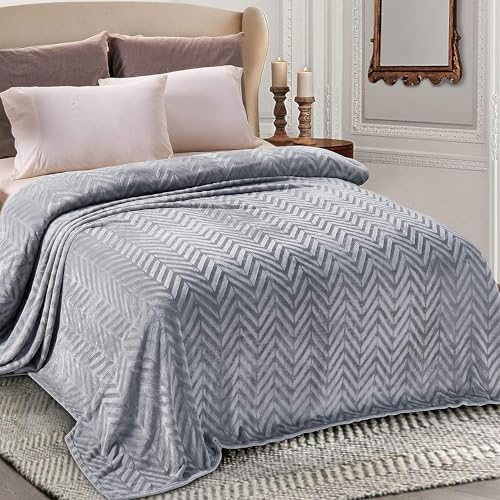 Whale Flotilla Kuscheldecke mit Chevron Muster 220x240 cm, Warme Tagesdecke Wohndecke - Superweiche und Kuschelige Fleecedecke Flanell-Decke, Grau