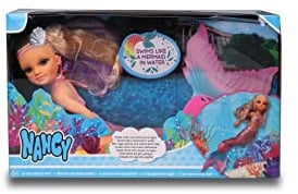 Nancy - un giorno a scuola da sirena, bambola con coda da sirena, capelli con riflessi rosa e accessori, nuota nell'acqua come una vera sirena, giocattolo acquatico sommergibile, Famosa (700017111)