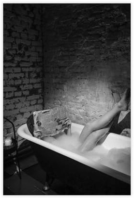 IQTFHGB Badezimmer-Poster mit Frau in schwarz-weißer Badewanne, Leinwand-Poster, Wandkunst, Dekordruck, Bild Gemälde für Wohnzimmer, Schlafzimmer, Dekoration, 30 x 45 cm