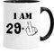 Acen Merchandise Lustige Tasse zum 30. Geburtstag – I am 29 Plus one – Neuheit 312 ml Premium Qualität Tasse & Geschenkbox Set Tee Kaffee Büro Arbeit Zuhause, Weiß, FBAMUG1502