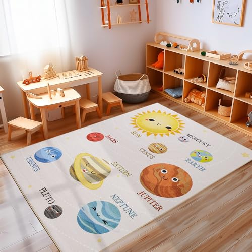 Carpettex Kinderteppich rutschfest | Planeten und Sonnensystem Design 120 x 170 cm | Kein Abwurf | Kurzflor und Waschbarer Spielteppich für Kinderzimmer für Mädchen und Jungen | Beige, Blau, Gelb