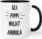 Tasse mit Spruch - Sei Pippi nicht Annika - beidseitig bedruckte Kaffeetasse - lustige Bürotasse Arbeitskollegen - Geschenk für Frauen & Männer (Schwarz)