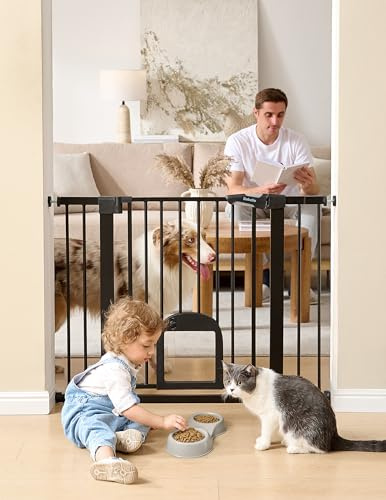 Babelio Puerta de bebé mejorada con puerta de gato, puerta de perro duradera de cierre automático para escaleras, puertas y casa, puerta de seguridad fácil de caminar con puerta para mascotas, incluye