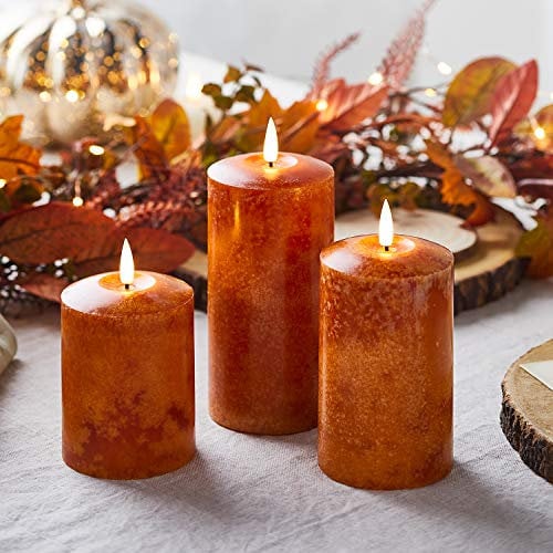 Lights4fun 3er Set Echtwachs TruGlow® Kerzen orange mit warmweißer LED Flamme und Timer 10/12,5 / 15cm