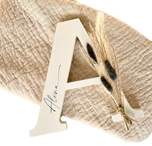 Manufaktur Liebevoll - Personalisierter Buchstabe aus Holz, Monogram mit Trockenblumen u. Schriftzug, Holzbuchstabe mit Wunschname | Geschenkidee für Geburtstag Hochzeit Geburt Taufe Konfirmation