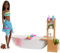 Barbie GJN33 - Wellnesstag Puppe (brünett) und Spielset, mit Badewanne, Hündchen und weiteren Zuebhörteilen, Spielzeug ab 3 Jahren