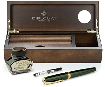 Diplomat Excellence A2 Evergreen vergoldet, Edelstahlfeder M, Füllhalter-Set mit Füllertinte im Tintenglas, Tintenkonverter und Stifteablage aus Holz - Wenge, Schreibset