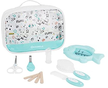 Badabulle Trousse de Soin Bébé Plouf - Dès la naissance - Kit Complet 7 Accessoires dont Brosse, Thermomètre de bain, Paire de Ciseaux Arrondis - avec Poches