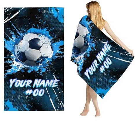 GiftRomance Personalisierte Strandtücher 100x180 cm – Schnelltrocknendes Fußball Handtuch mit Namen & Nummer – Badetuch Sandabweisend für Herren & Damen – Ideal für Urlaub, Fitnessstudio & Strand