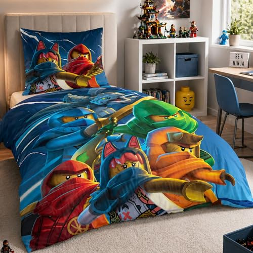 Familando – LEGO Ninjago Bettwäsche Set (2-teilig) – Heroes | Decken- & Kissenbezug 135x200 cm & 80x80 cm mit Reißverschluss – 100% Baumwolle – Wendemotiv mit Lloyd, Jay & Kai – OEKO-TEX