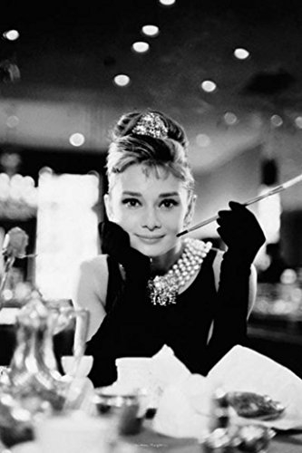 Pyramid America Close Up Audrey Hepburn Breakfast at Tiffany's Poster Premium Plakat (61 cm x 91,5 cm) für Wohnzimmer und Heimbüro