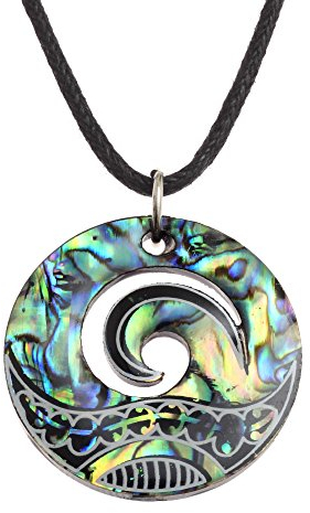 Kiara Jewellery Halsketten-Anhänger mit Maori Koru oder Wellenberg-Design, mit blau-grüner Paua Abalonen-Muschel an 45,7 cm schwarzer Kordel, auf schwarzer Kunststoff-Scheibe