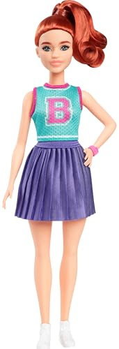 Barbie - Bambola Fashionistas n. 232 con capelli rossi, top sportivo in jersey con lettera B, gonna viola plissettata, orologio e sneaker, giocattolo per bambini, 3+ anni, HYT90